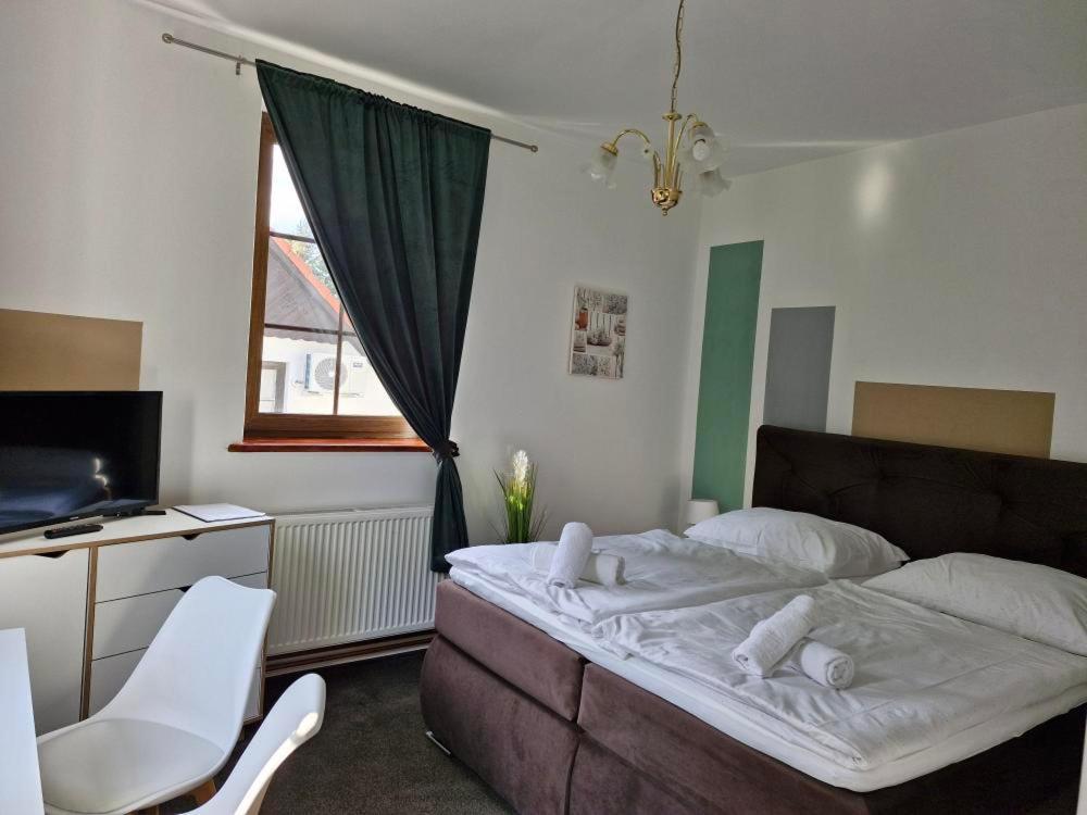 Hotel Waldhof Jirikov  Esterno foto