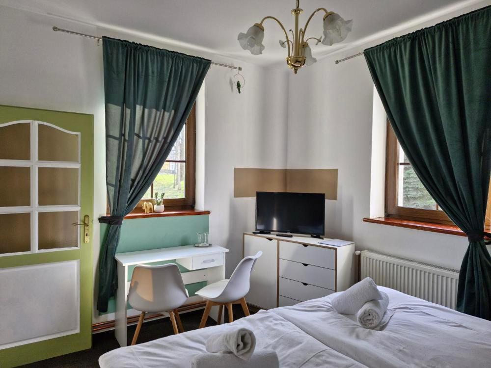 Hotel Waldhof Jirikov  Esterno foto